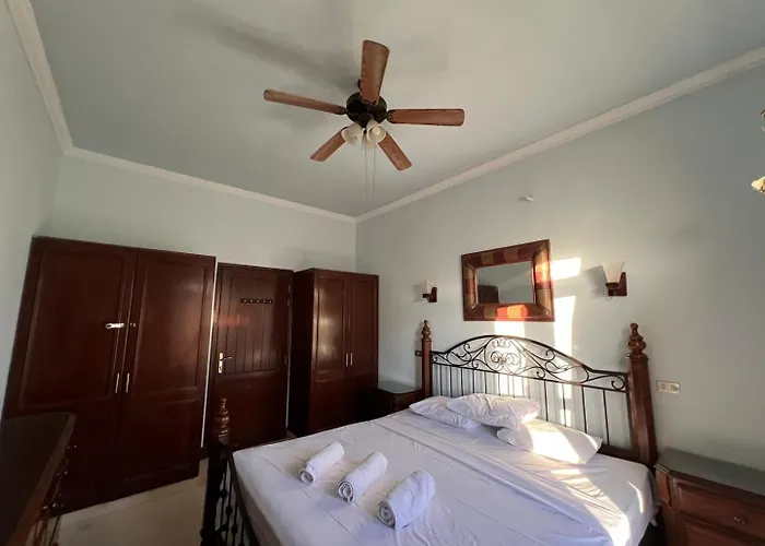 Waterfront Sabina I 4bdr Retreat - Heated Pool * Gurdaka