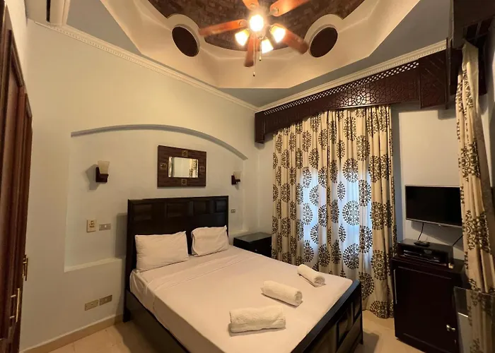 Villa Waterfront Sabina I 4bdr Retreat - Heated Pool Gurdaka